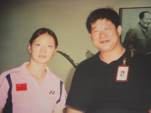 力源體育公司老總與前奧運(yùn)會冠軍龔睿娜合影